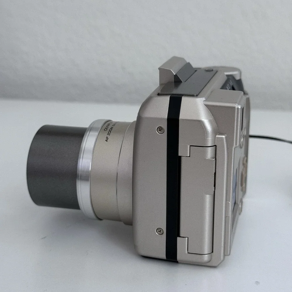 Olympus Camedia C-720 Ultra Zoom 3.0MP Digital CAMERA ONLY Silver POWERS ON